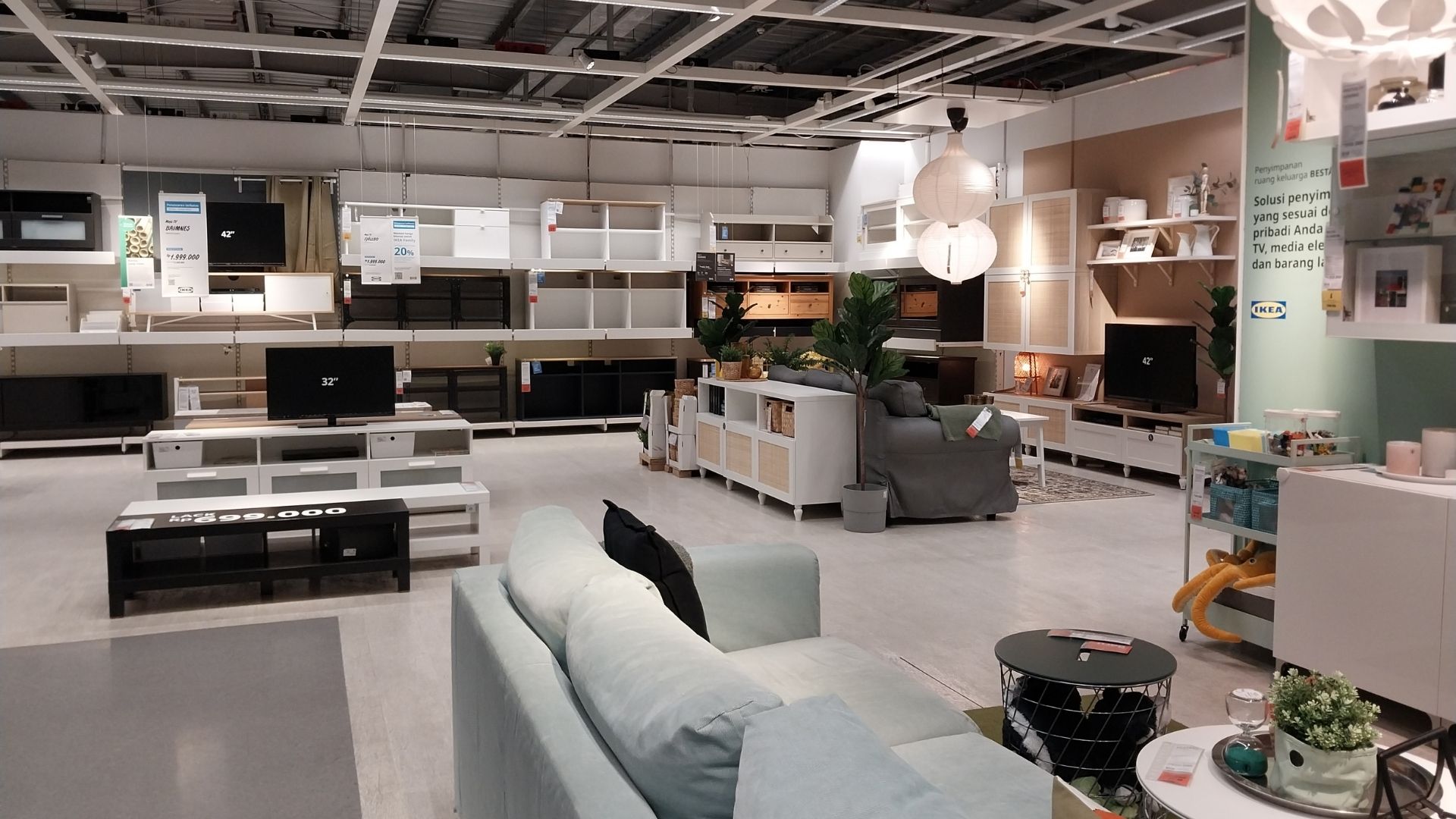 Crowded Showrooms and Narrow Aisles Increase Injury Risks at IKEA in Los Angeles image